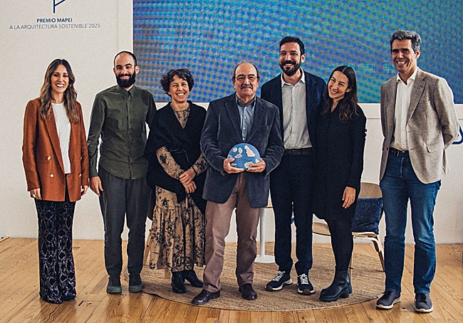 Juan Antonio Santa-Cruz y su equipo con el premio Mapei por VRIO.